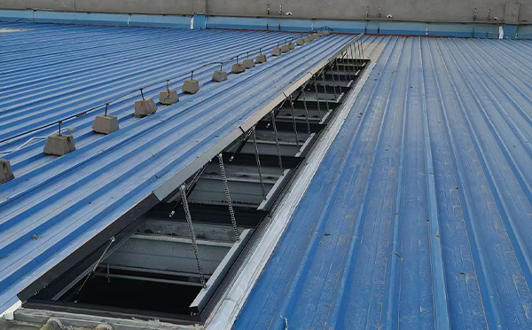 某城市大型商业综合体中庭大通排烟窗工程